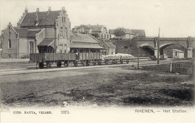 11904 Gezicht op het station van de H.IJ.S.M. (Hollandsche IJzeren Spoorweg-Maatschappij) te Rhenen, met rechts het ...